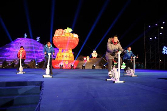 图为:“祈福冬奥•乡宴柳沟”91金融冰雪欢乐园正式启动