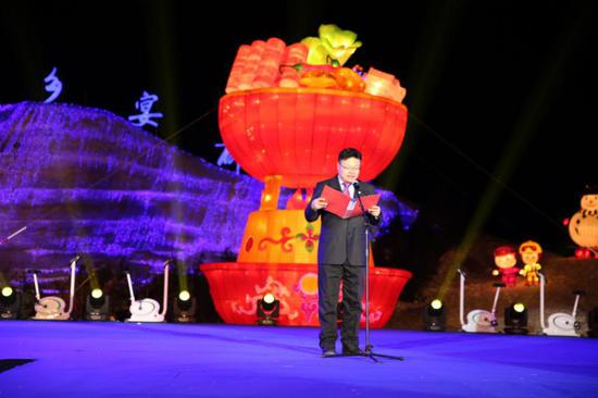 图为:北京市延庆区井庄镇党委副书记、镇长刘军发表致辞