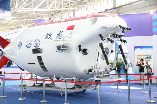 青岛海科展展出的“蛟龙”号1:1模型