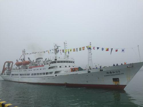 “蛟龙”号搭乘“向阳红09”船入驻国家深海基地