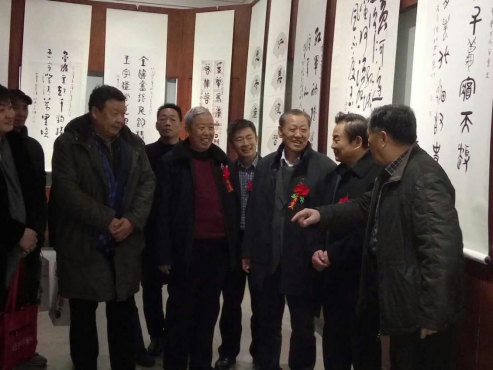 本次展览由山东齐鲁风红色文化研究中心主办,中国海景房产网、《求是》(小康)杂志社协办,济南老年人大学、济南市博物馆承办。