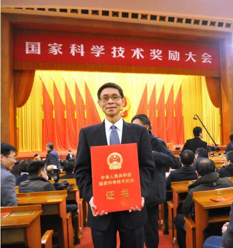 王老吉传承人郑荣波先生在人民大会堂领奖