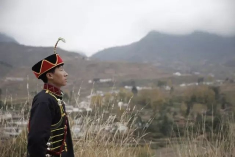 ▲彝族工人诗人吉克阿优回到家乡,慨叹文化的消亡。
