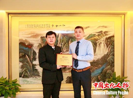 全球华人春晚有关负责人为中青朗顿IFM项目中国地区首席运营官宗伟颁发“2016最具竞争力品牌”