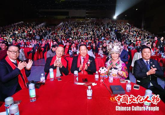 来自全球的华人华侨代表、文化界以及政、商各界领导嘉宾观看晚会精彩的节目,掌声不断