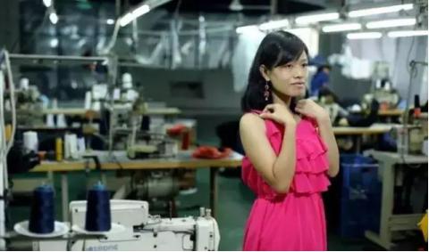 ▲服装女工邬霞最喜欢吊带裙。