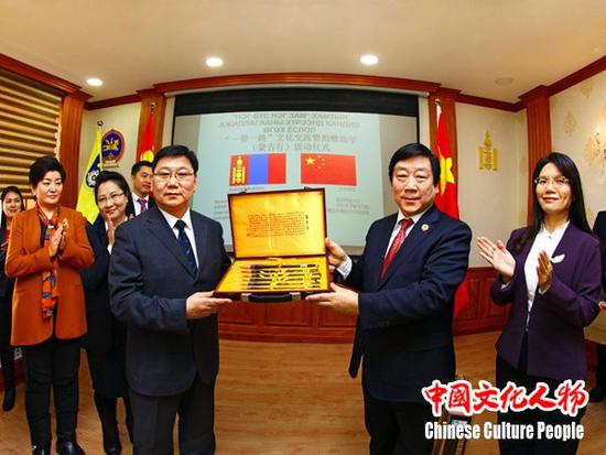 “一带一路”文化交流暨捐赠助学(蒙古行)活动仪式上,中国全国政协委员潘庆林向蒙古国科技大学捐赠中国毛笔精品