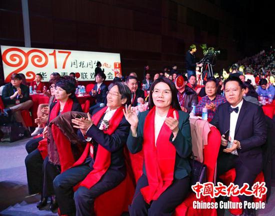 加拿爱国大华侨、中国职业教育专家周凡,世界华人总会会长勾李华等来自海内外的华人华侨观看精彩的文艺节目
