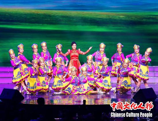 晚会节目众多,异彩纷呈。从传统曲目京剧艺术到流行歌曲、民俗乐曲、相声小品,美不胜收,传递出满满的正能量