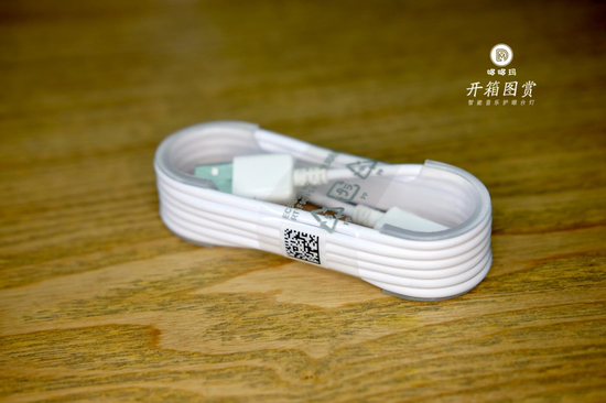 哆哆玛智能音乐护眼台灯开箱测评:关爱宝贝成长 配套数据线,柔软的线还配套收线盒,好料5分