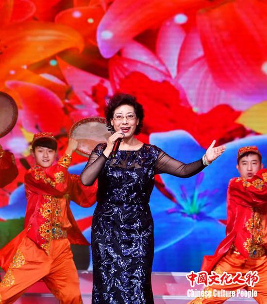 全国人大代表、著名歌唱家关牧村以醇美动听的声音表达对现场观众和全球华人华侨的新年祝福