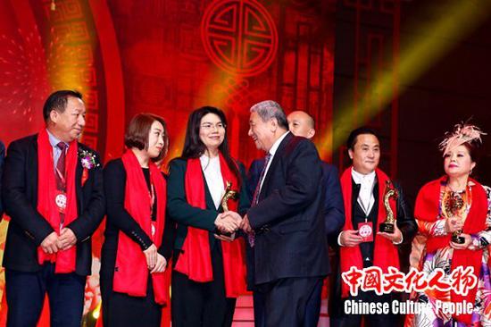 中国职业教育专家周凡荣获“2016华人楷模年度人物”