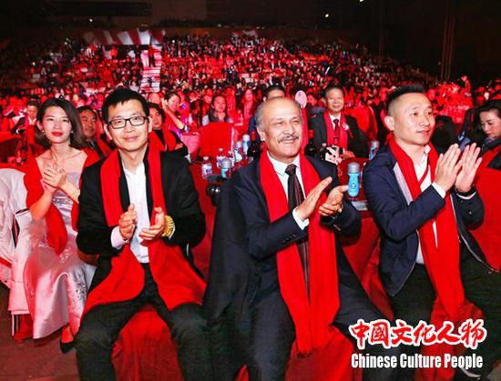 来自世界各地的华人华侨代表、文化艺术界及各界领导嘉宾祝贺晚会圆满成功举办