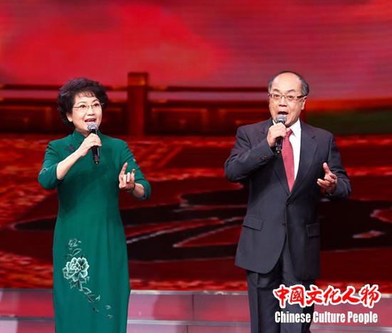 著名京剧表演艺术家李维康与耿其昌夫妇登台献唱,向全球华侨华人送上精彩的京剧演出和新春祝福