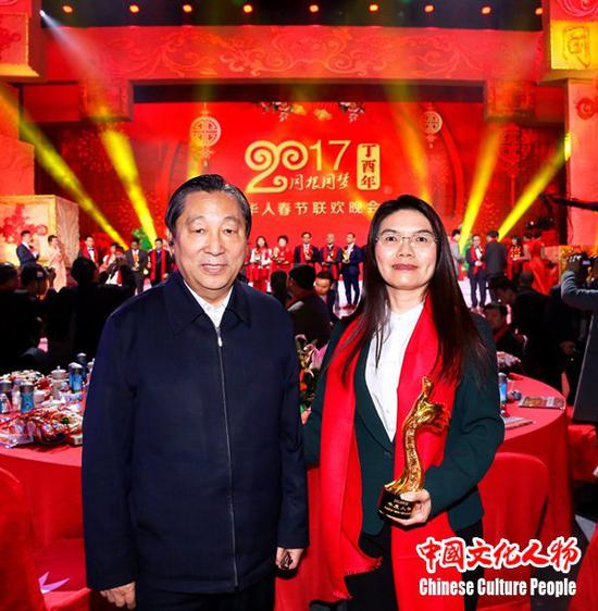全国政协副主席齐续春祝贺中国职业教育专家周凡荣获“2016华人楷模年度人物”