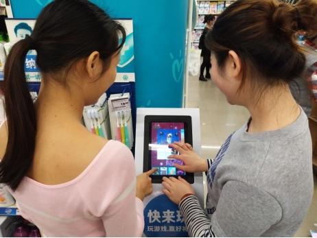 (年轻消费者群体与亲人朋友共同停留促巴卡“playSpot体验站”,共享店内趣味时光)