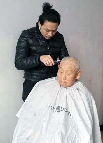 mod’s hair的志愿者为老人打理迎新发型