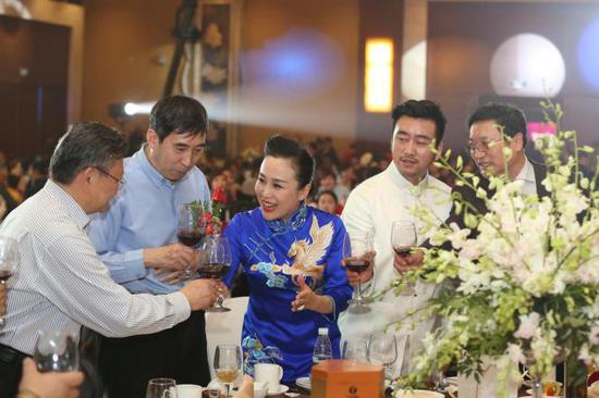 亲密合影,我们都是一家人