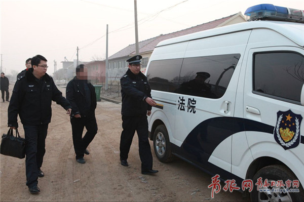 “老赖”被执法人员带上警车