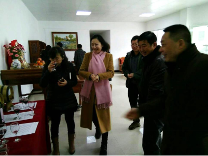 图为调研组品尝映山红酒业公司所生产的凯缘春蓝莓红酒,该款蓝莓酒目前供不应求。