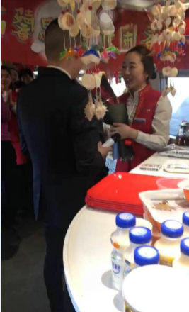 这位餐车主任惊呆了,流下幸福的泪水点头答应了男士真情的表白。 两人同在一个公司却沿海分割在两地很少见面。