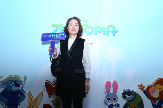 深圳市魔吻文化有限公司是全球首家专注于游戏、电影、动漫的珠宝首饰衍生品的创新型文化企业,以Make It Ture为愿景,满足新时代各类粉丝们内心的精神需求,结合深入人心的故事元素,将传统手工工艺与现代生产技术融合以首饰的形式从游戏、电影、动漫中带入到现实,通过多维度的设计理念,多材质的混搭组合和多领域的工艺运用,打造成独具灵魂的首饰产品,为全球Fans提供个性、独立、年轻、张扬的专属时尚首饰。 这次新品发布是迪士尼系列首饰在广东区域内首次亮相,也是魔吻公司全面布局北上广深发展战略中的重要一