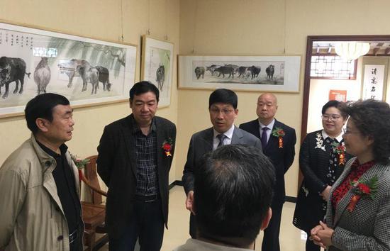 自左至右:河南省美协副主席张毅敏、开封市文联党组书记、书协主席程崇志、画家张继山、北京百年融熥投资集团董事长张友伦、开封文化艺术职业学院副院长乔木、院长周保平在展厅交流。