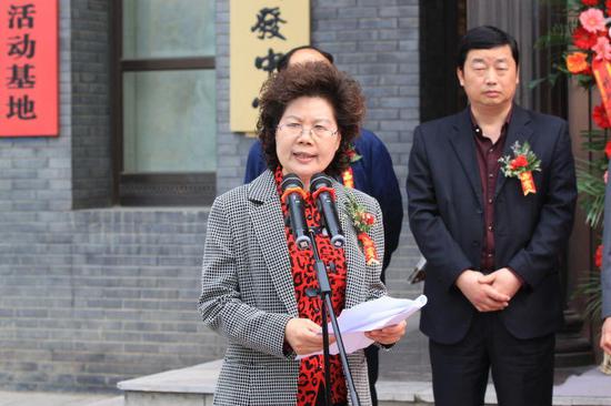 开封文化艺术职业学院院长周保平主持画展开幕式