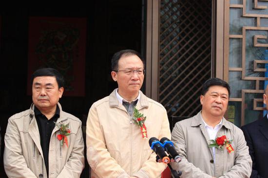 开封市委常委、宣传部长王载飞(中)河南省文联文艺志愿服务中心主任、文艺志愿者协会秘书长申慧生(右一)河南省美协副主席张毅敏出席画展开幕式