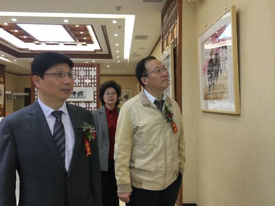 开封市委常委、宣传部长王载飞、开封文化艺术职业学院院长周保平在张继山陪同下参观画展