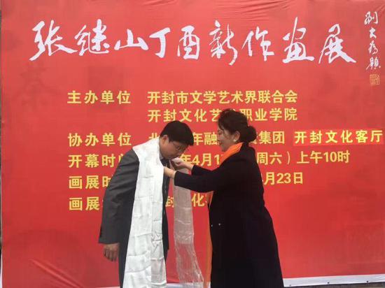 千里迢迢从西藏赶赴开封参加画展的粉丝为张继山献上洁白的哈达