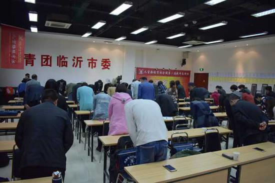学员们与导师们互相鞠躬致谢