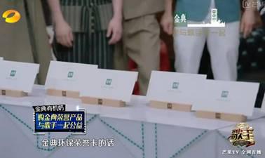“大朋友”牵手“小朋友”的唯美开场