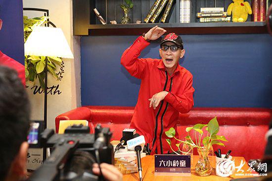 六小龄童结合着肢体语言回答记者提问。 大众网记者毕天宇摄