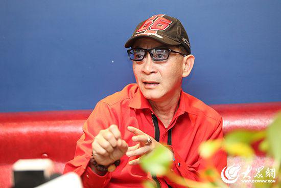六小龄童结合着肢体语言回答记者提问。 大众网记者毕天宇摄