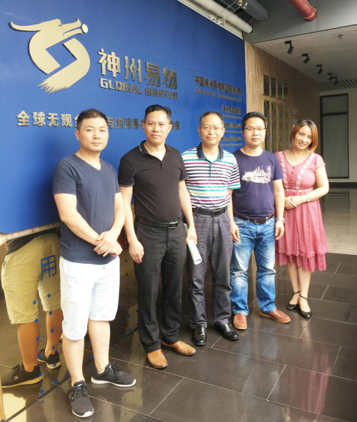 广州养老服务产业协会朱毅秘书长(右三)与神州易物众高管合影