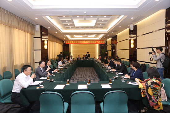 董事长张振山_董事长办公室图片