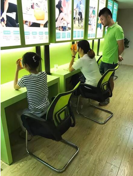 宁波店内趣味健眼,孩子体验后笑得很开心