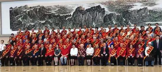 6月29日,国医大师、全国名中医表彰大会暨座谈会在北京召开。中央政治局委员、国务院副总理刘延东出席会议并作重要讲话。