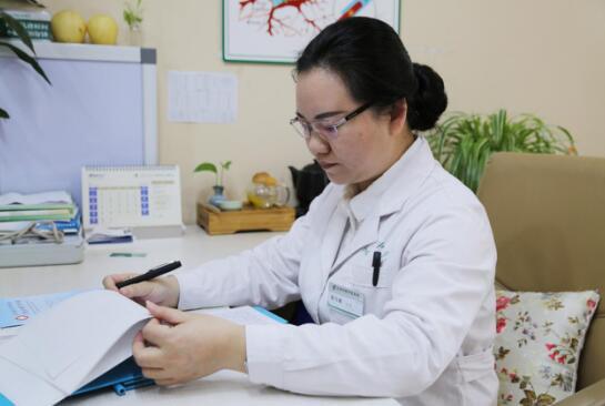 陈乃瑜在诊室查阅病人病例
