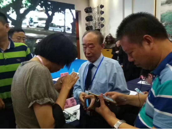 与会者与肖摩教授就再生生命科学进行交流
