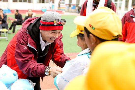 李厚霖先生给孩子们发放“小水滴”水杯