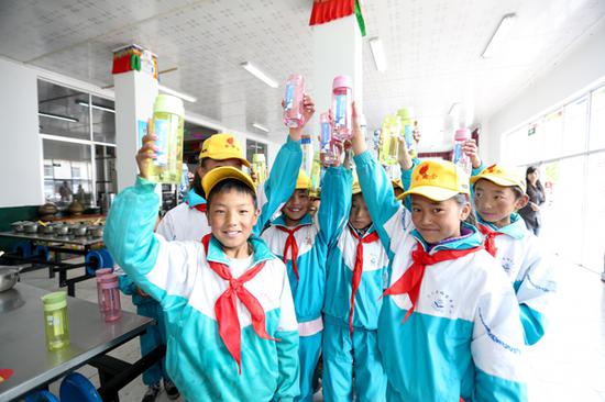 孩子们喝上纯净的水的笑脸