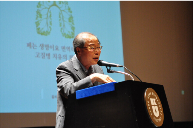 近日,扁康韩医院徐孝锡院长在韩国釜山庆星大学进行了以“治病先清肺”为题的清肺演讲。