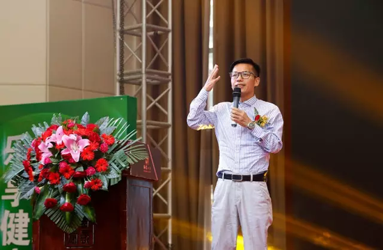 中国市场学会直销专家委员会副秘书长龙赞发表主题演讲