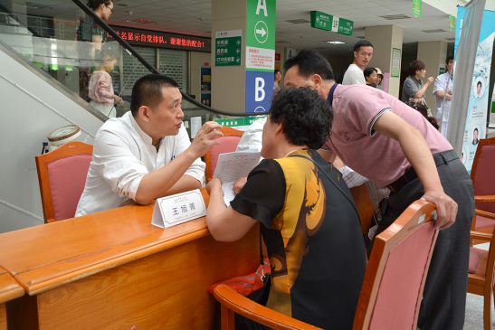 上海东方医院肝胆胰外科王旭菁医师为舟山群众义诊