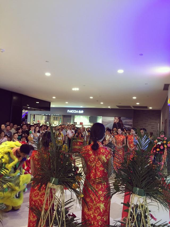 益佰年排队等候现场