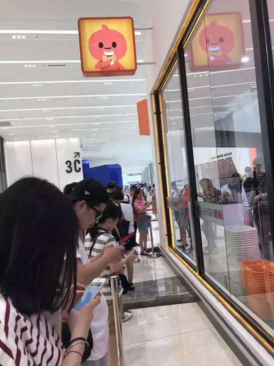 现场排队等候