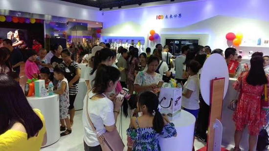 顾客在未来世界店体验