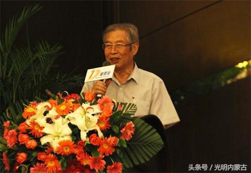 原国家物资部副部长、全国工商联原副主席兼秘书长、高级经济师桓玉珊讲话